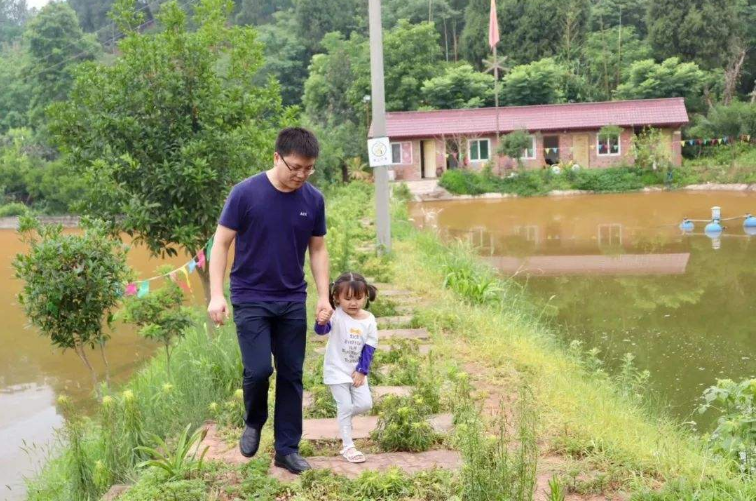 默樊網絡筆記：工資2500，副業20000，小城青年是如何做到的？